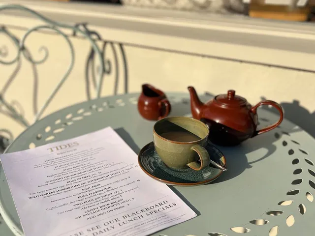 Tides Cafe: Highcliffe’s Steady Anchor